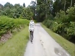 nue sur un chemin de campagne