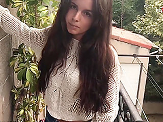 Jessy gives a quick afternoon blowjob that ends in a massive creamy facial.